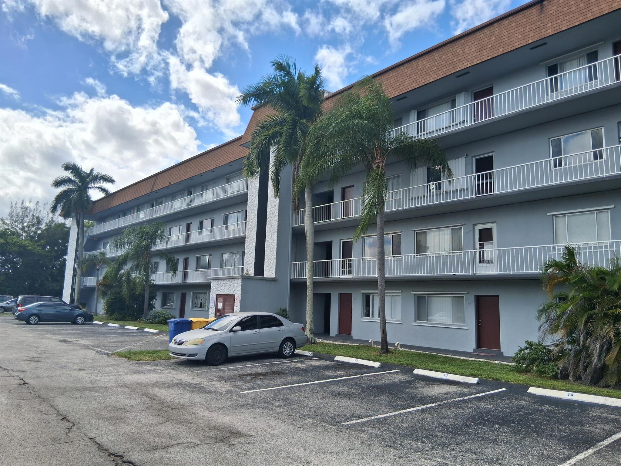 Spacious 1 bedroom 1 full bath with water view, great location, full kitchen, central A/C, freshly painted and extra storage room/area, Pool and clubhouse. NO PETS!