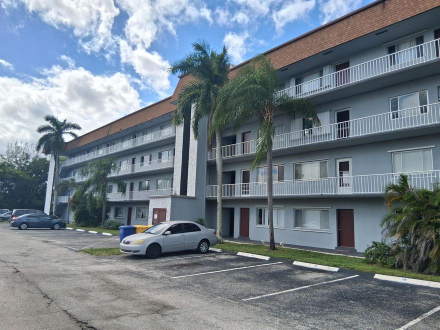 Spacious 1 bedroom 1 full bath with water view, great location, full kitchen, central A/C, freshly painted and extra storage room/area, Pool and clubhouse. NO PETS!