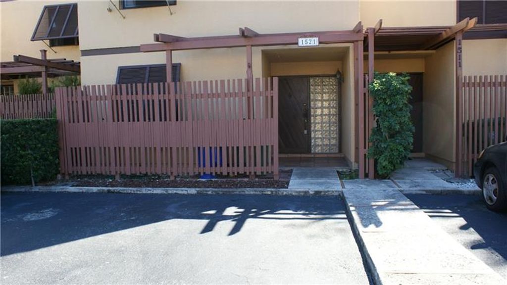 Photo of 1521 W Golfview Dr, Pembroke Pines, FL 33026 (MLS # F10307441)