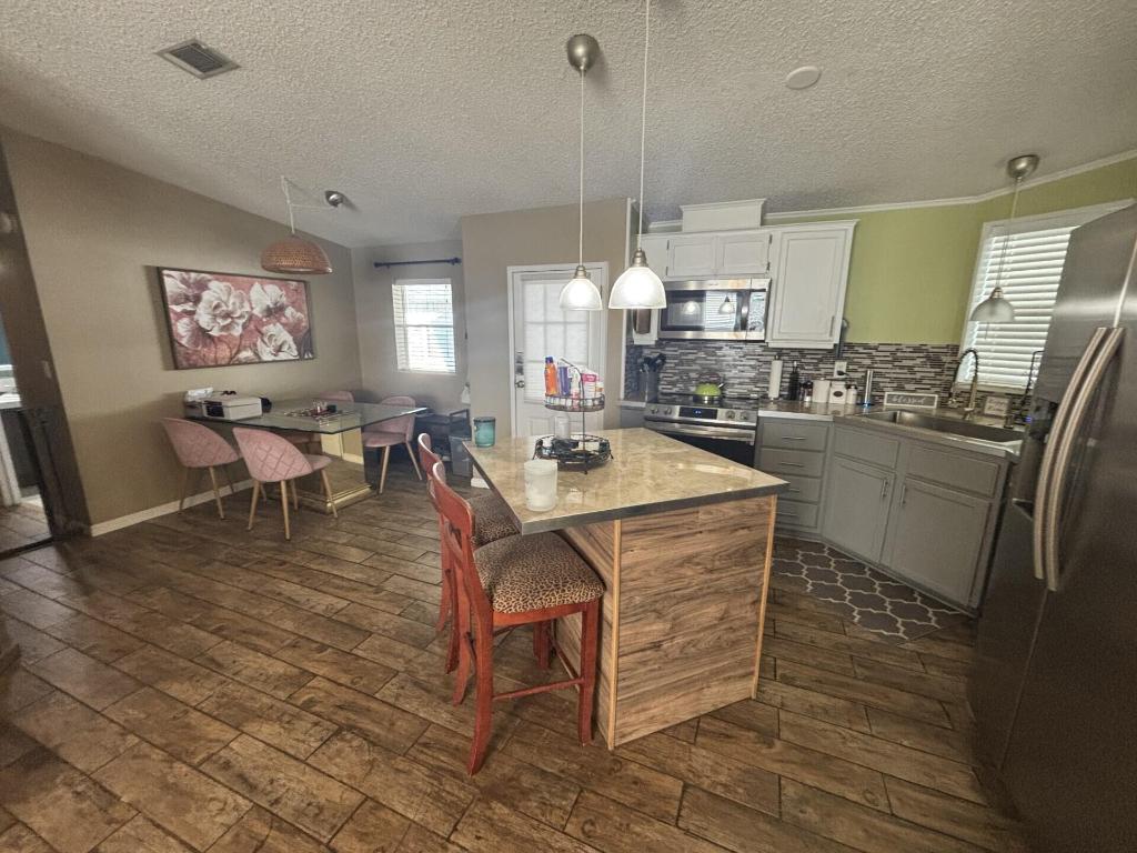 TALLOWWOOD ISLE - Residential