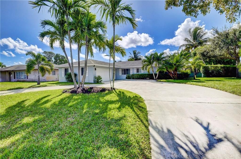 Photo of 1370 SW 26th Ave, Boynton Beach, FL 33426 (MLS # F10308091)