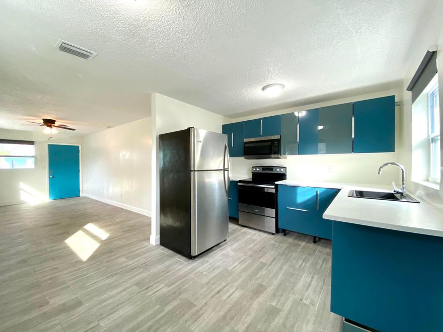 1 month FREE w/ a lease signed for June 1 start or earlier.
Modern and spacious 1 bedroom 1 bathroom in the heart of West Palm Beach just 5 minutes from downtown, shoppes, dining, 10 minutes from the beach. Features stainless steel appliances, modern sleek cabinetry, renovated plank floors, shimmering fixtures, easy and fast move-in available.
