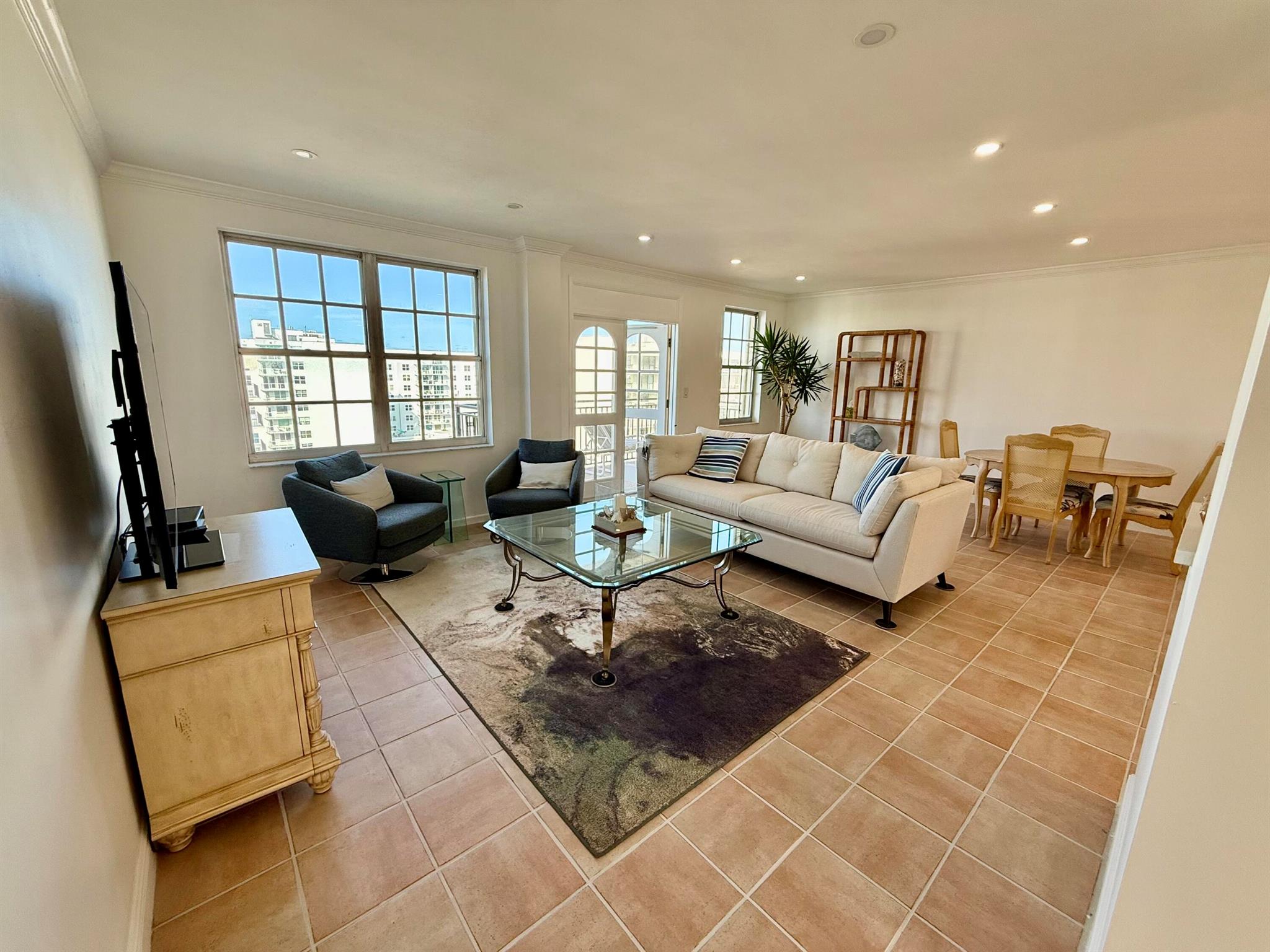 LA BONNE VIE CONDO - Residential Lease