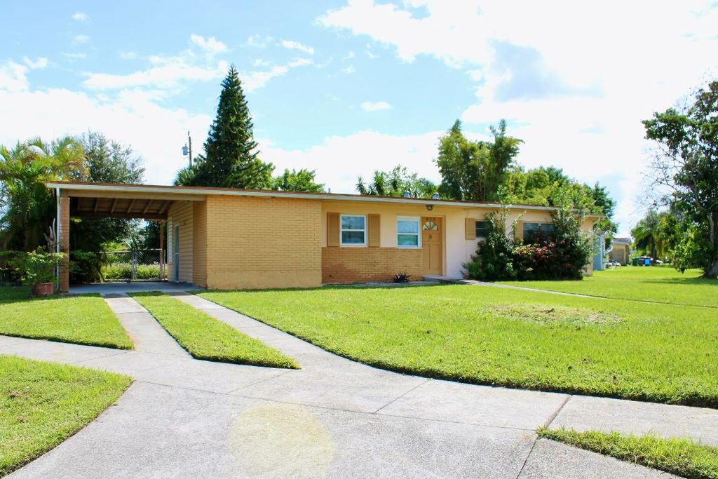 Photo of 305 SE Airoso Boulevard, Port Saint Lucie, FL 34983 (MLS # R11132600)