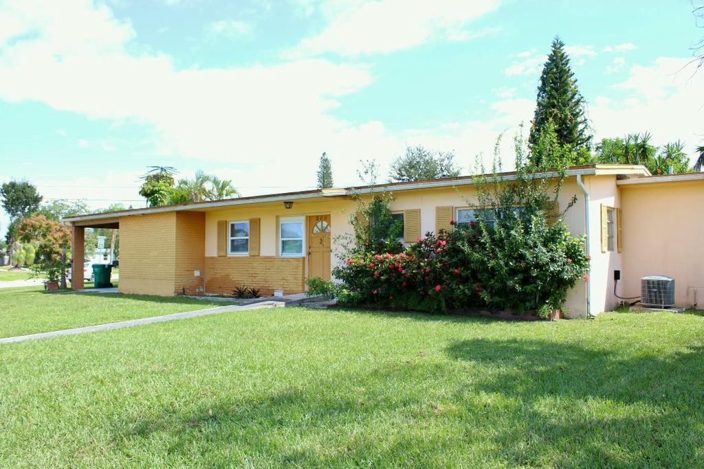 Photo of 305 SE Airoso Boulevard, Port Saint Lucie, FL 34983 (MLS # R11132600)