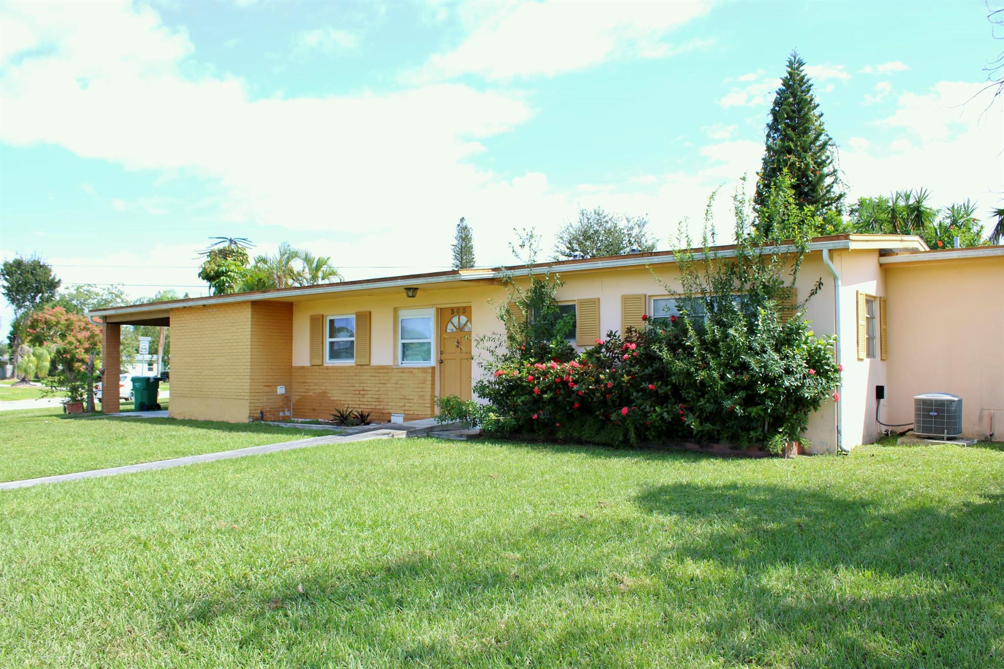 305 SE Airoso Boulevard