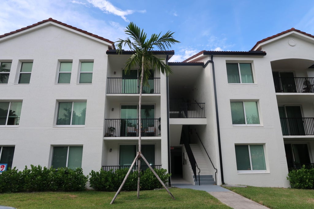 Photo of 301 Villa Circle, Boynton Beach, FL 33435 (MLS # R11014597)