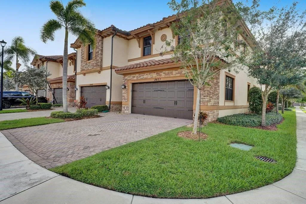 8451 Lake Majesty Ln