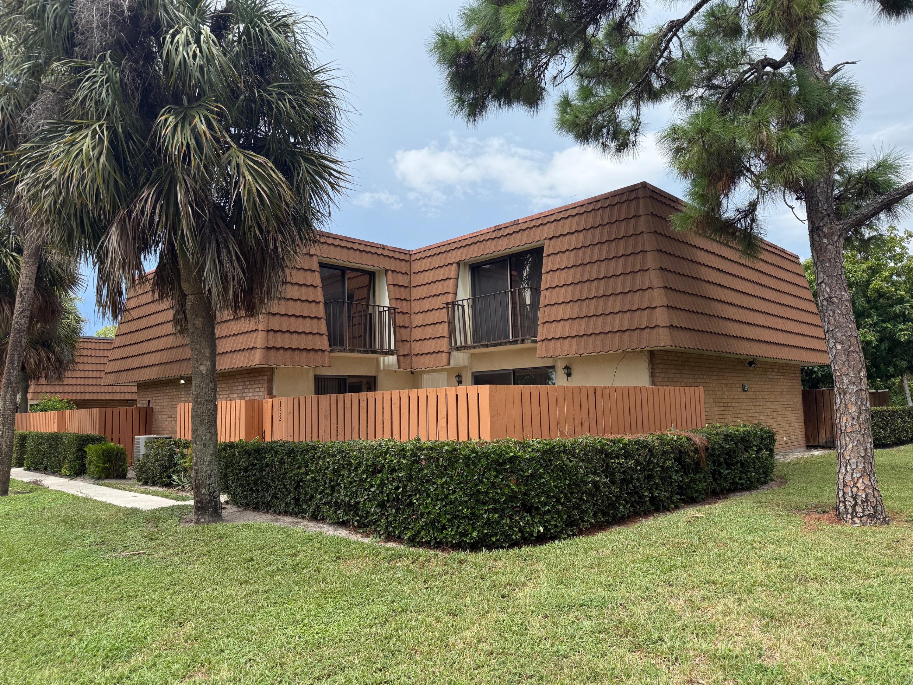 Beautiful Townhouse with 2 bedroom and 2 bathrooms on the second floor - plus a 1/2 bath and laundry room on the first floor. Ready to move in - Waterfront view , Assigned parking . Conveniently located near schools, shopping , downtown West Palm Beach , Restaurants and transportation.