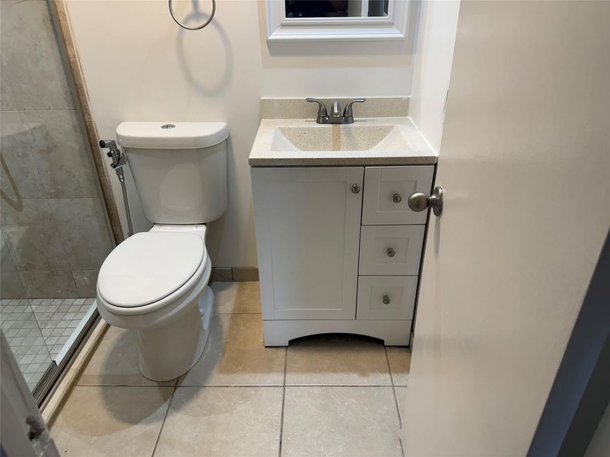 Enchanting 3 bedroom 2 bath apartment in great location. Close to schools, medical offices and plenty of restaurants around. Property has a great leisure area that offers a swimming pool, gym and playground area.