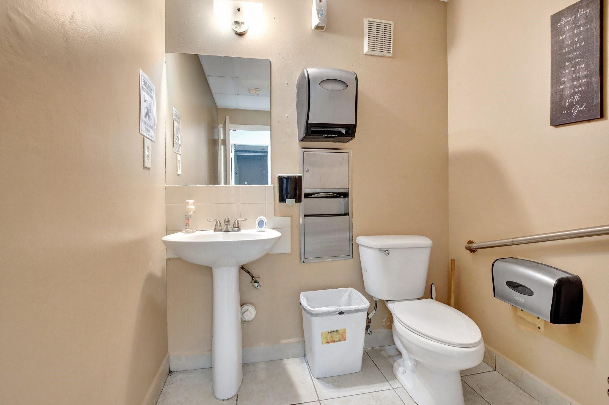 Main image without alt text