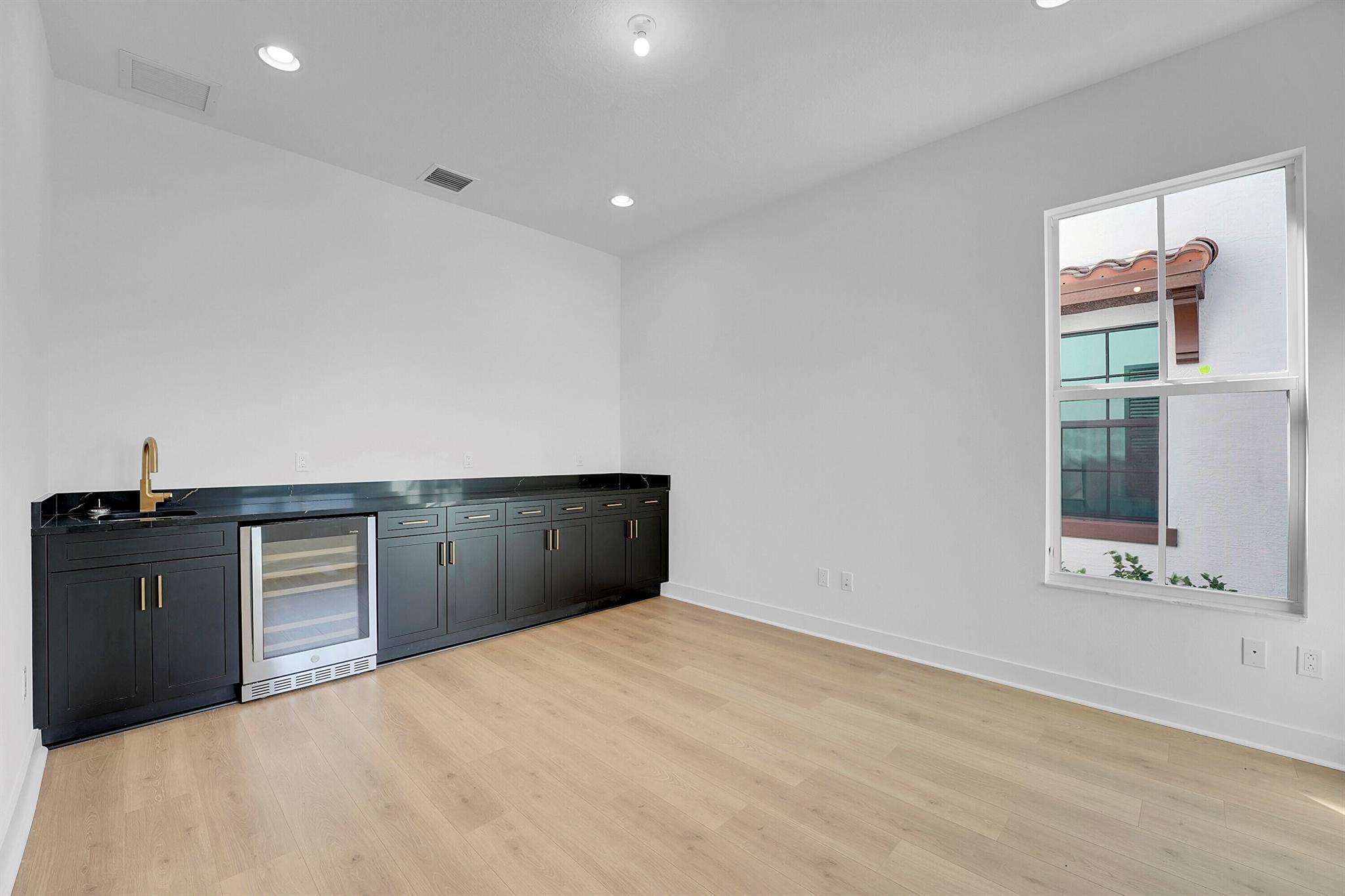 ALTON NEIGHBORHOOD - Residential Lease