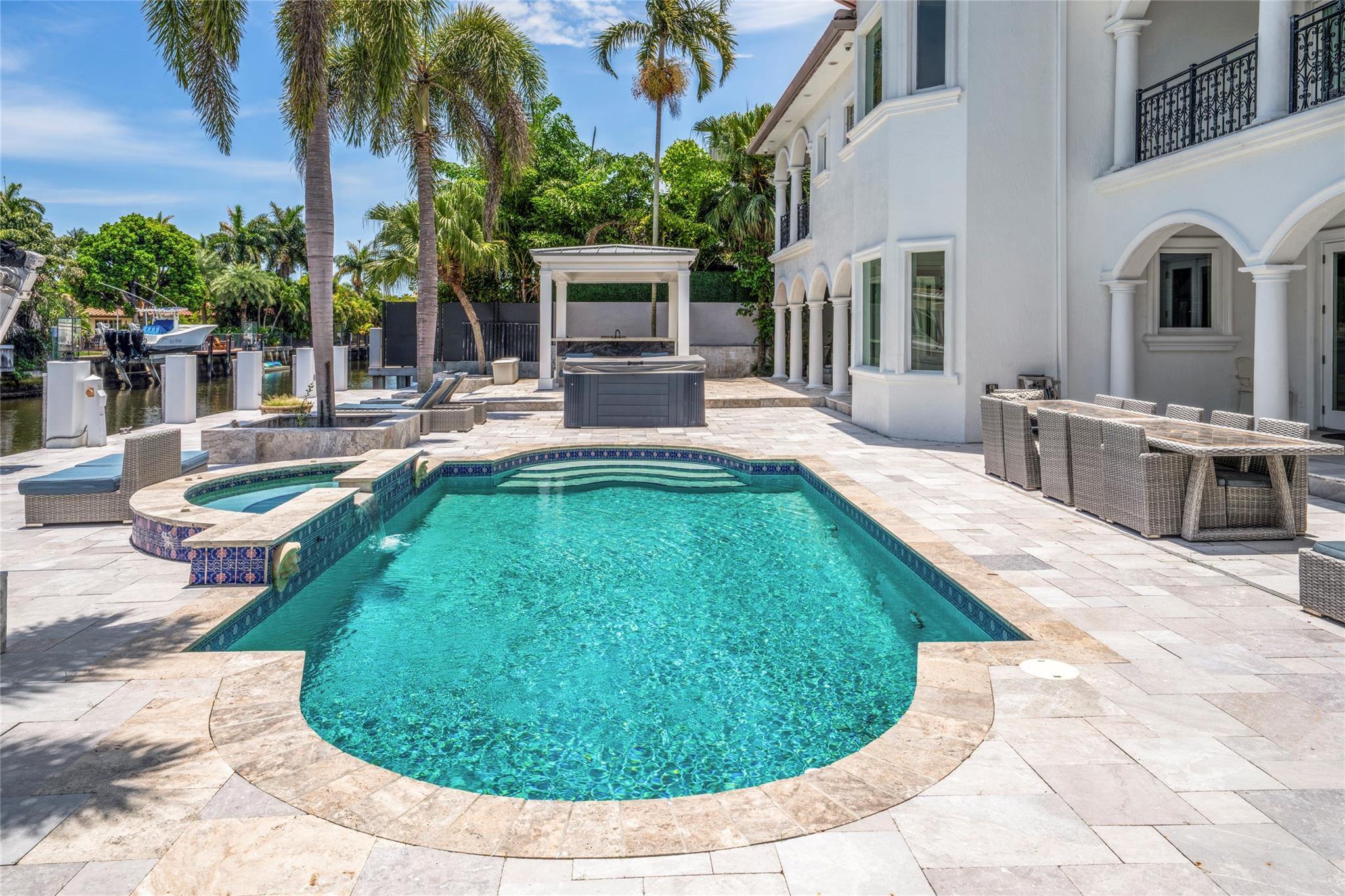 438 Coconut Isle Dr