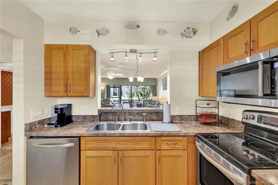 CIRCLE BAY YACHT CLUB CONDO - Residential