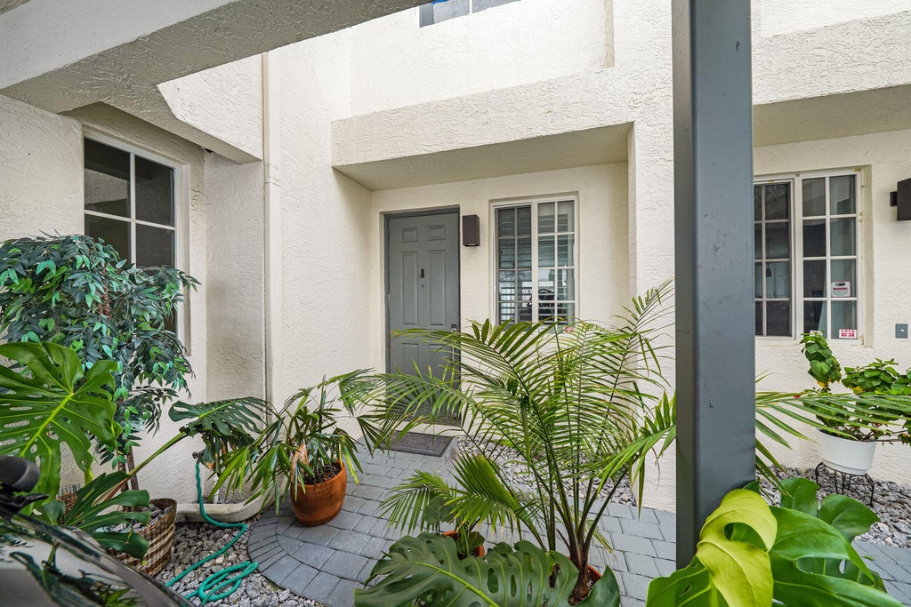 Photo of 131 SE 7TH Way #131, Pompano Beach, FL 33060 (MLS # B26090102)