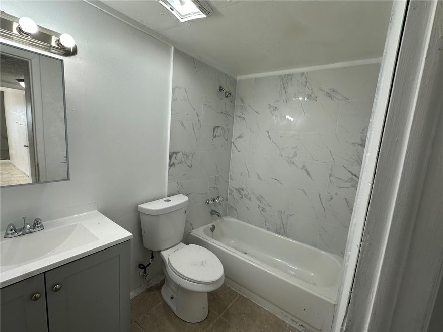 Very nice large Apartment 2 bedrooms 2 baths, laundry facility in building, balcony, close to major Highways shopping and restaurants. Must see!