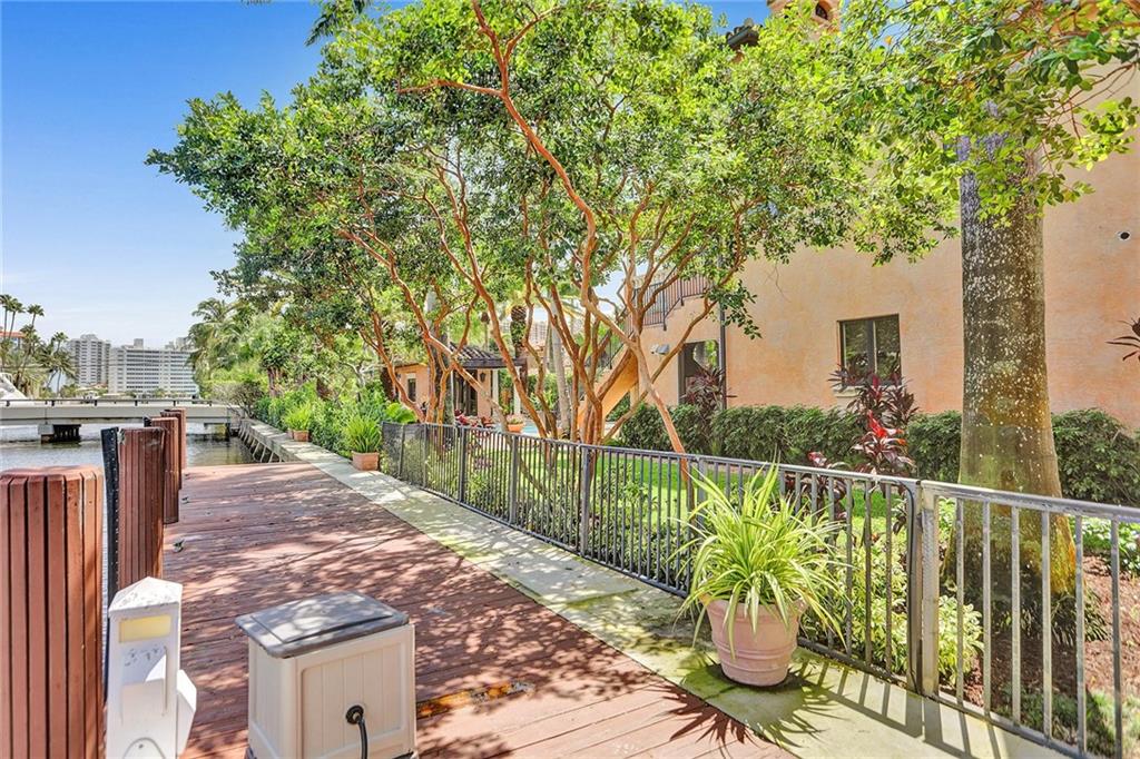 SEVEN ISLES - Residential