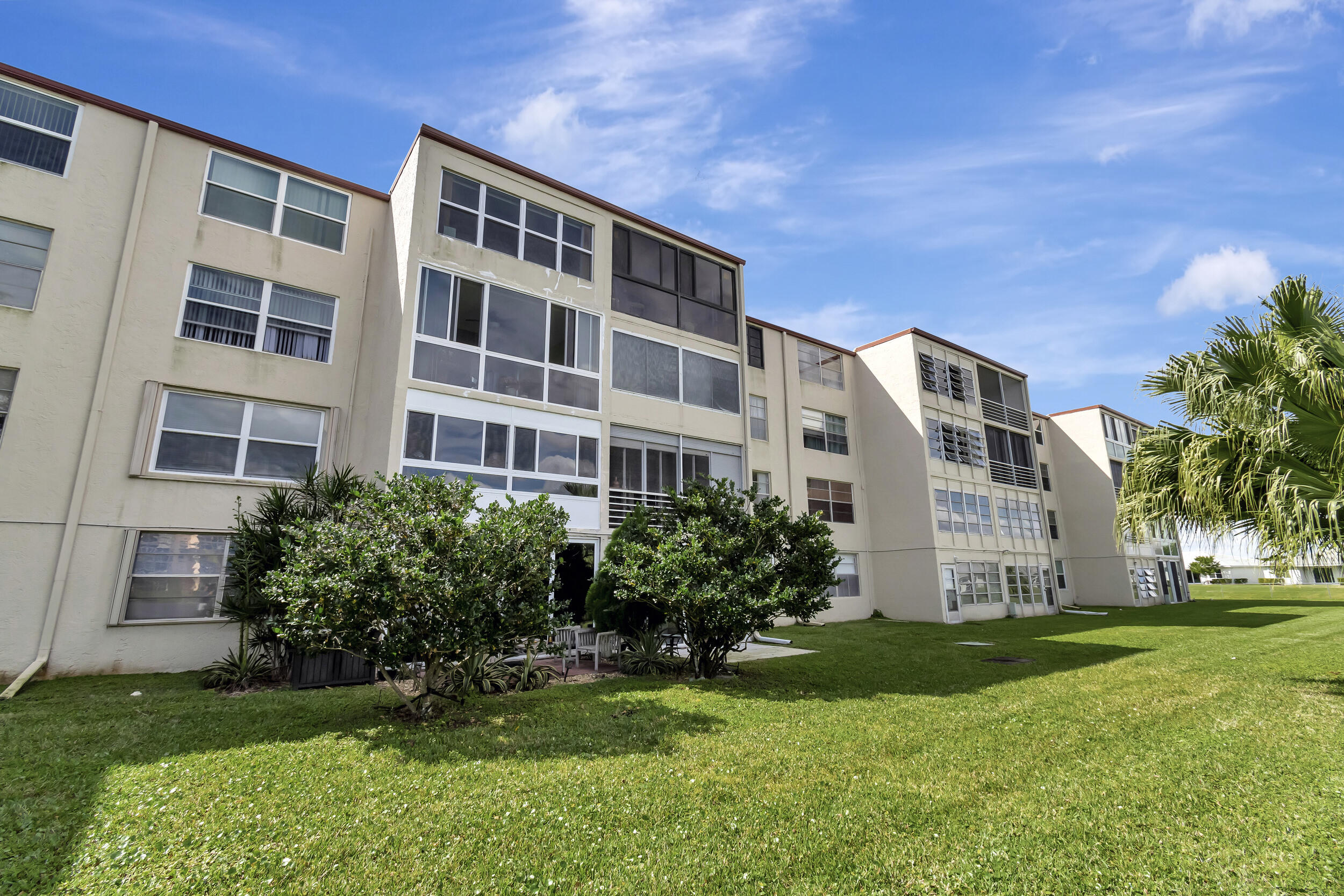 VILLAGES OF ORIOLE ABBEY CONDO - Residential