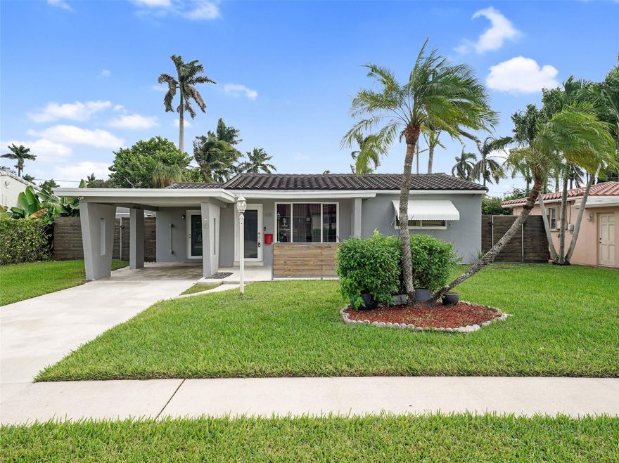 FULLY UPDATED! 2020 ROOF, 2021 AC, 2023 WATER HEATER, IMPACT WINDOWS AND DOORS, AND POOL! Welcome to your private Hollywood retreat! This gorgeous 2-bedroom, 1-bath home features a sparkling pool, spectacular kitchen with stainless steel appliances, and a versatile Florida room, perfect for a home office or cozy lounge. Enjoy South Florida living at its best with a spacious backyard ideal for relaxing or entertaining. Located just minutes from Joe DiMaggio Children’s Hospital, Memorial Regional Hospital, shopping, and dining, and only 10 minutes from the Hollywood Beach. Convenience, comfort, and lifestyle, all waiting for you to call it home! ¡TOTALMENTE REMODELADA! TECHO 2020, AIRE ACONDICIONADO 2021, CALENTADOR DE AGUA 2023, VENTANAS Y PUERTAS DE IMPACTO ¡Y PISCINA!Bienvenido a tu refugio privado en Hollywood! Esta hermosa casa de 2 habitaciones y 1 baño cuenta con una reluciente piscina, una cocina espectacular con electrodomésticos de acero inoxidable y una versátil sala de estar, perfecta para oficina o un acogedor rincón de descanso. Disfruta lo mejor del estilo de vida del sur de la Florida con un amplio patio ideal para relajarte o entretener a tus invitados. Ubicada a solo minutos del Hospital Infantil Joe DiMaggio, el Hospital Regional Memorial, tiendas y restaurantes, y a solo 10 minutos de la playa de Hollywood. ¡Comodidad, confort y estilo de vida, todo esperándote para que lo llames hogar!