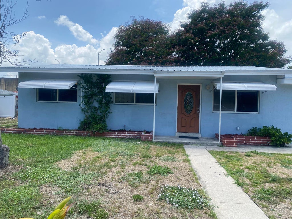 Photo of 917 S Ridge Street, Lake Worth, FL 33460 (MLS # B26056659)