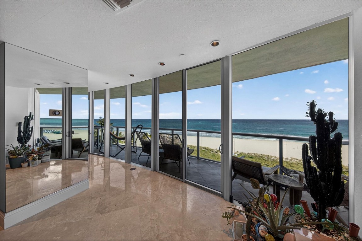 Coconut Grove Residneces - Residential