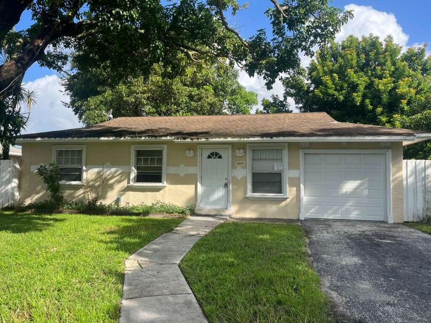 Move-in ready 3/2 single-family home with a 1-car garage and a large, fenced-in yard, freshly painted. Appliances will be installed before move-in. Professionally Managed.