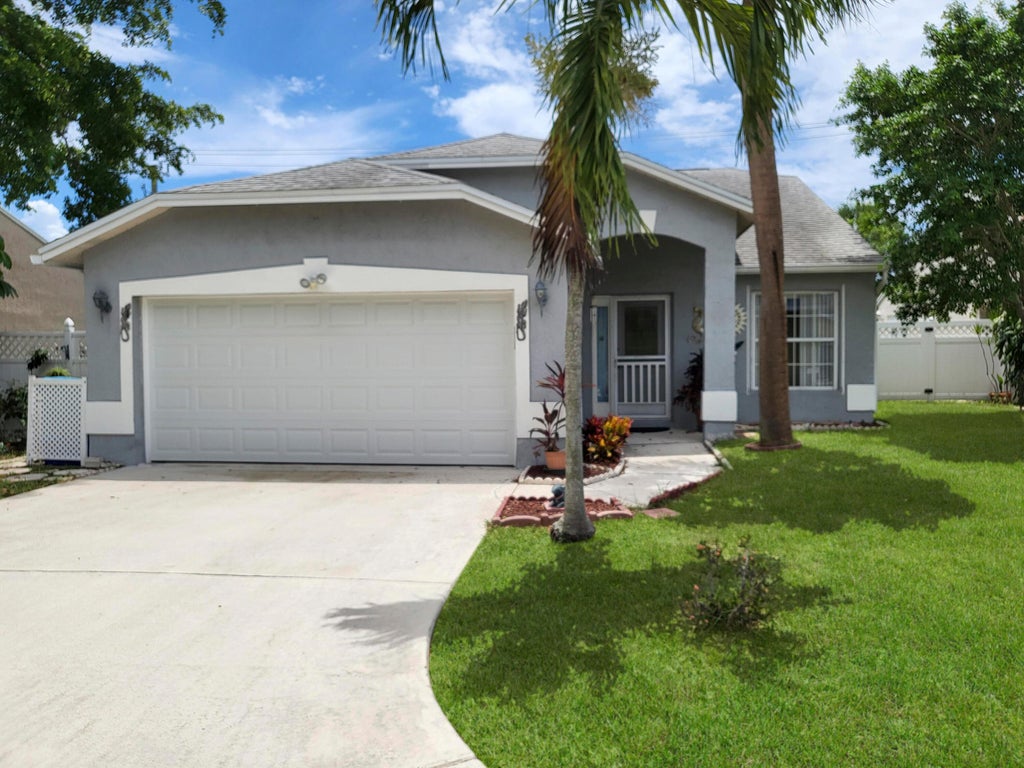 Photo of 11 Seaford Place, Boynton Beach, FL 33426 (MLS # R10998875)