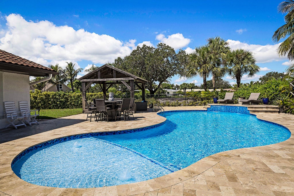 Photo of 71 FAIRVIEW W, Tequesta, FL 33469 (MLS # B26077517)