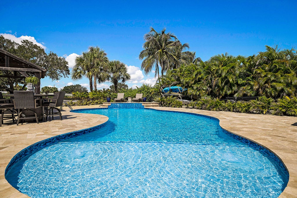 Photo of 71 FAIRVIEW W, Tequesta, FL 33469 (MLS # B26077517)