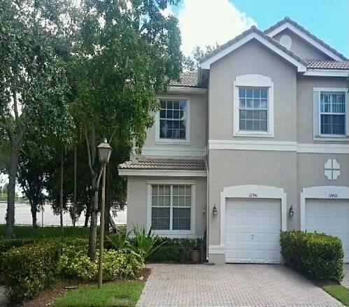Beautiful 3/3 bed/bathroom Town home in the desirable Silver Falls Gated Community. Centrally located with all the modern amenities available. HOA fees with access to all community amenities, Internet, Lawn maintenance/landscaping and garbage Collection included. Great School Zone. HOA Application and Approval required.