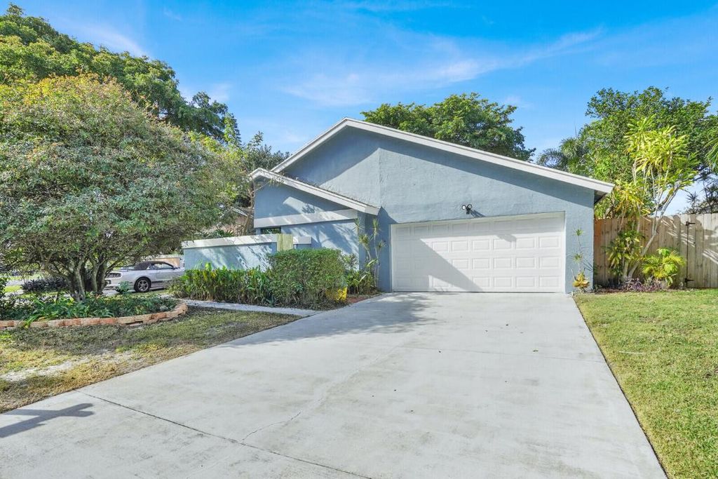 Photo of 940 Rainberry Lake Drive, Delray Beach, FL 33445 (MLS # R11152308)