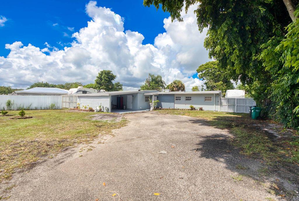 104 Beach Avenue, Port St Lucie, FL, 34952/$380,000 2 104 Beach Avenue