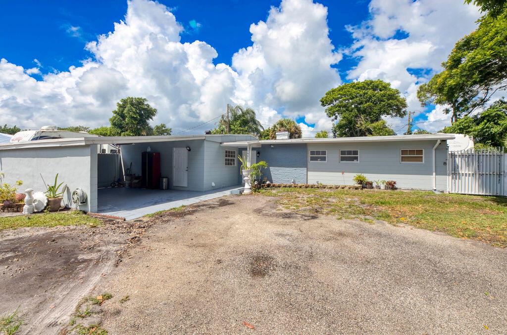 104 Beach Avenue, Port St Lucie, FL, 34952/$380,000 3 104 Beach Avenue