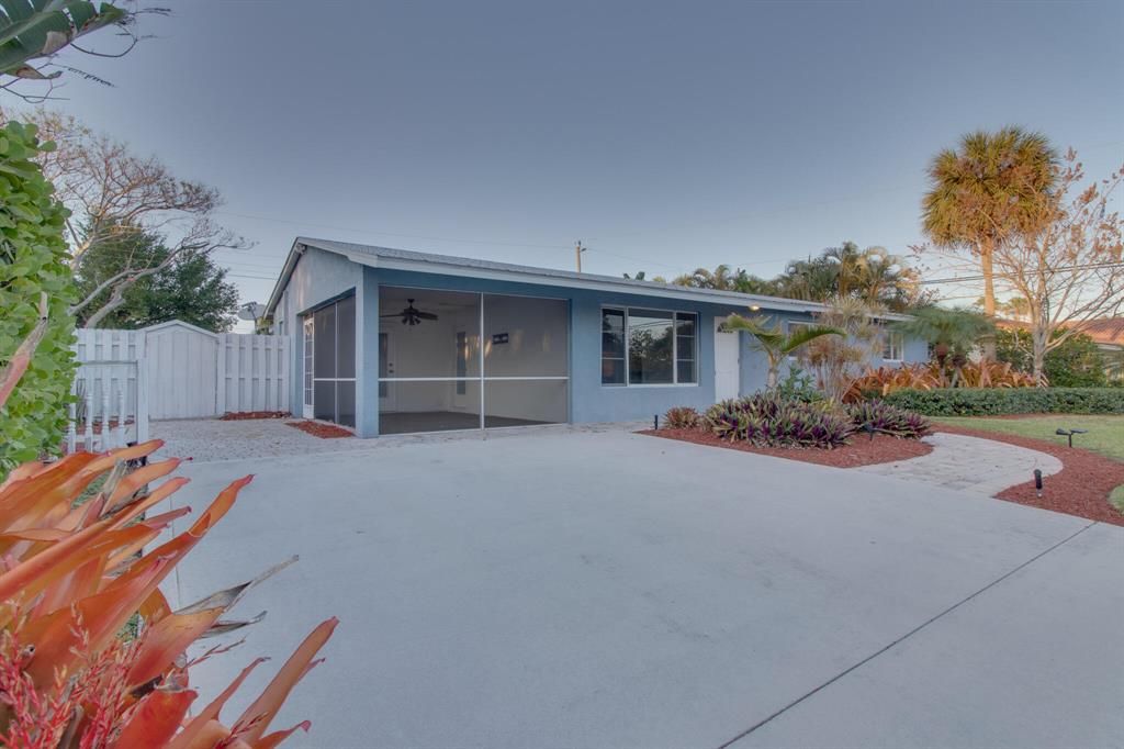 Photo of 105 Beverly Road W, Jupiter, FL 33469 (MLS # R10857943)