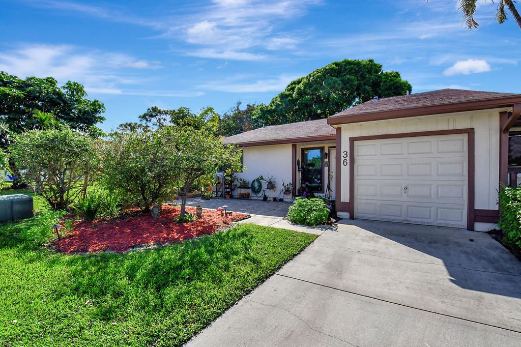 Photo of 36 Kensington Lane, Boynton Beach, FL 33426 (MLS # R10958483)
