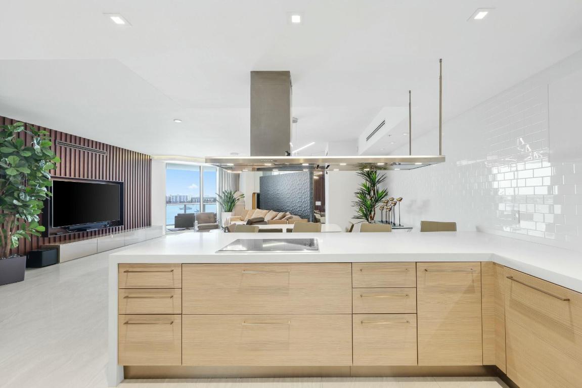 MARINA PALMS RESIDENCES NORTH CONDO - Residential