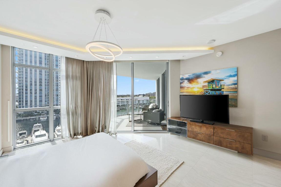 MARINA PALMS RESIDENCES NORTH CONDO - Residential