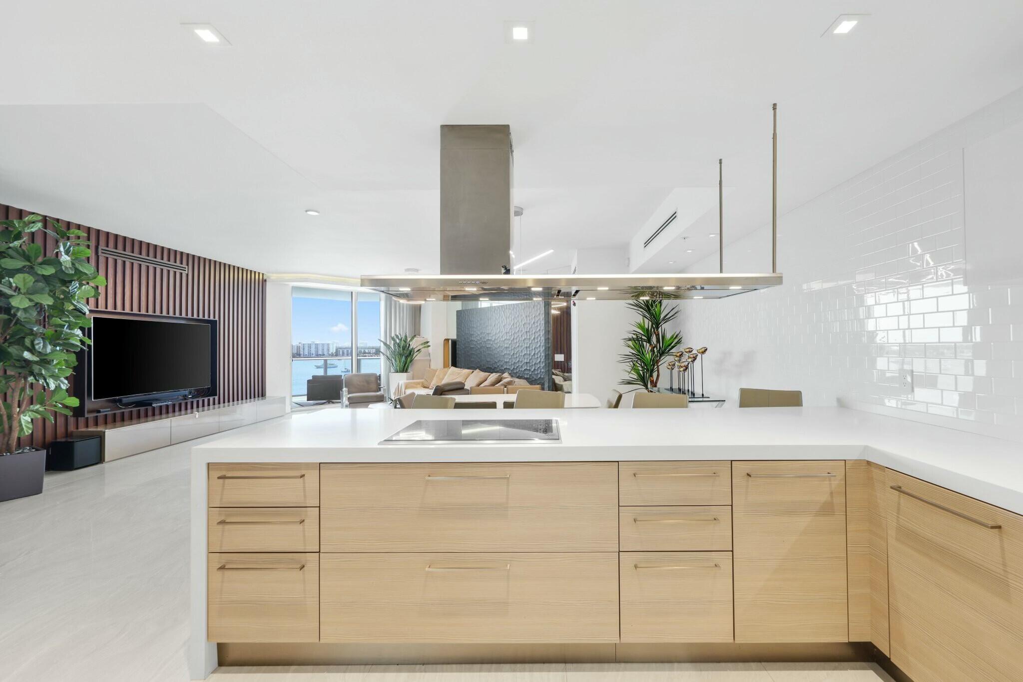 MARINA PALMS RESIDENCES NORTH CONDO - Residential