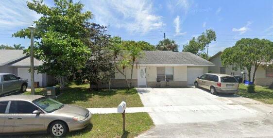 New Kitchen , New floor , New Bath new paint . Pet friendly . 4/2 with garage ! Great location !