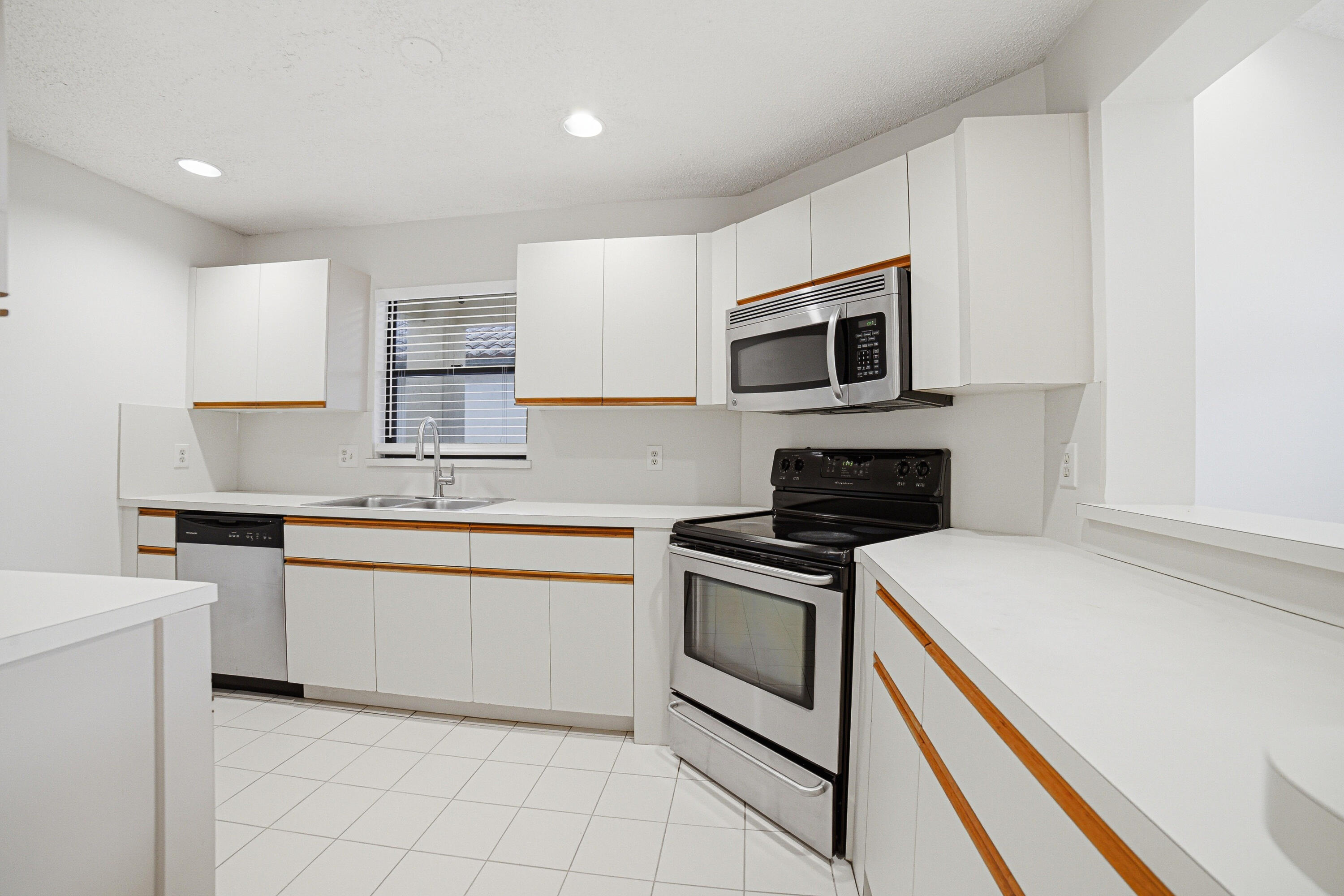 WIMBLEDON VILLAS OF VIA VERDE - Residential Lease