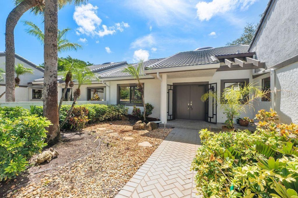 Photo of 4 Clubhouse Lane, Boynton Beach, FL 33436 (MLS # R11114760)