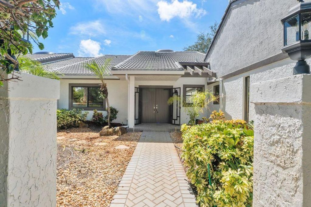 Photo of 4 Clubhouse Lane, Boynton Beach, FL 33436 (MLS # R11114760)