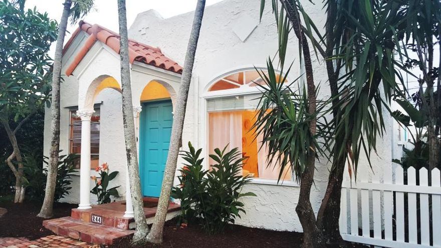Beautiful Historic 2/1 home w Bonus room. Large eat in chefs kitchen, hardwood floors, mexican tile and charm through out. 1 Block to intracoastal and walking distance to all Antique Row has to offer.