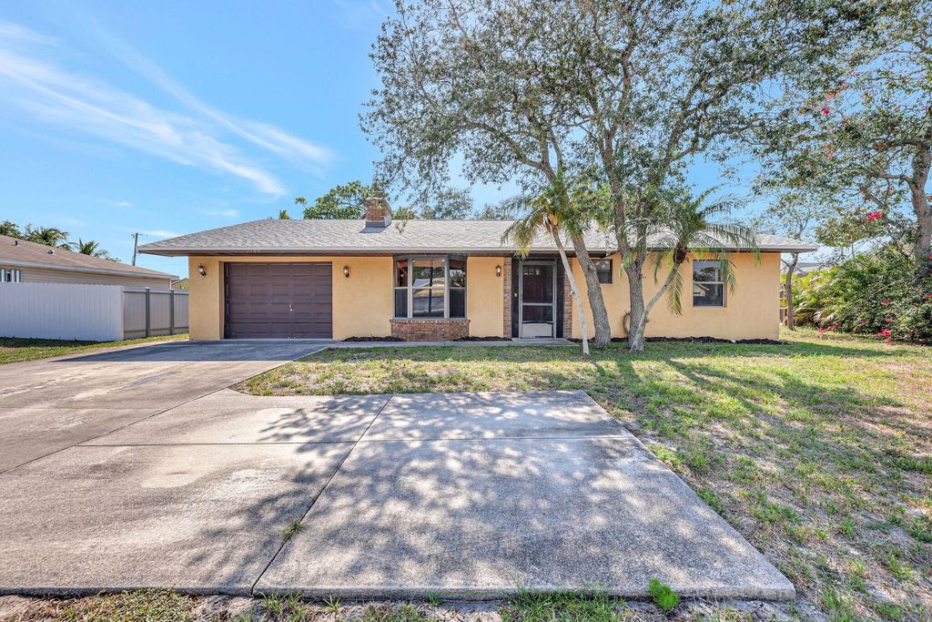 Photo of 2186 SE Floresta Drive, Port Saint Lucie, FL 34984 (MLS # R10985596)