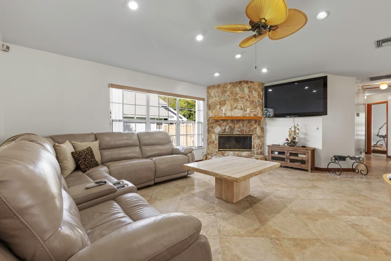 Pinecrest Lakes Ph 09 - Residential