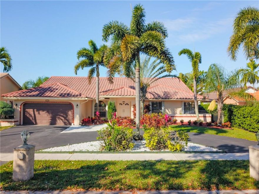 Quiet, warm and spacious place, 20 minutes from Ft. Lauderdale, in an emerging zone (Plantation). The house has been very well kept since it is a vacation house. It is ideal for staying away from the city but enjoying all the amenities of the rural city. What you will love the most is the feeling of staying home once you step in and see the multiple spaces, the newly remodeled swimming pool, the BBQ deck and the outside terrace just in front of a beautiful lake. If you like to see turtles, ducks and fish, go for quiet walks or just ride on your bike, this is the perfect place.Upper Plantation is the place for escapes to nature with amazing condos and friendly neighbors. The beach is 25 minutes away, while the everglades are just 15 minutes west.