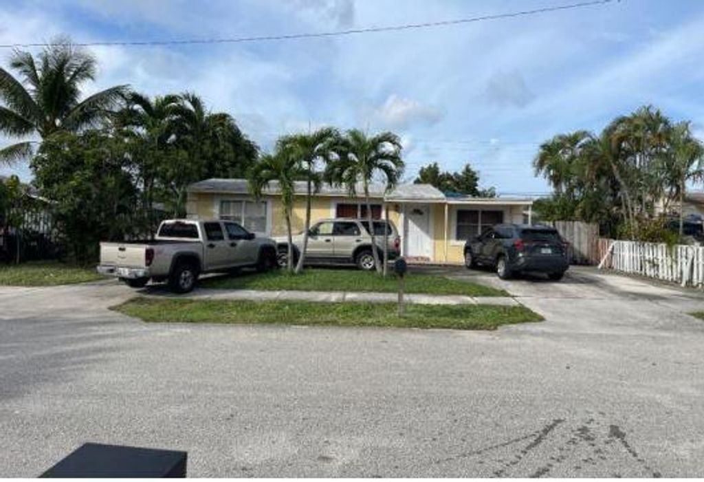 Photo of 922 SW 11th Avenue, Delray Beach, FL 33444 (MLS # B26015262)