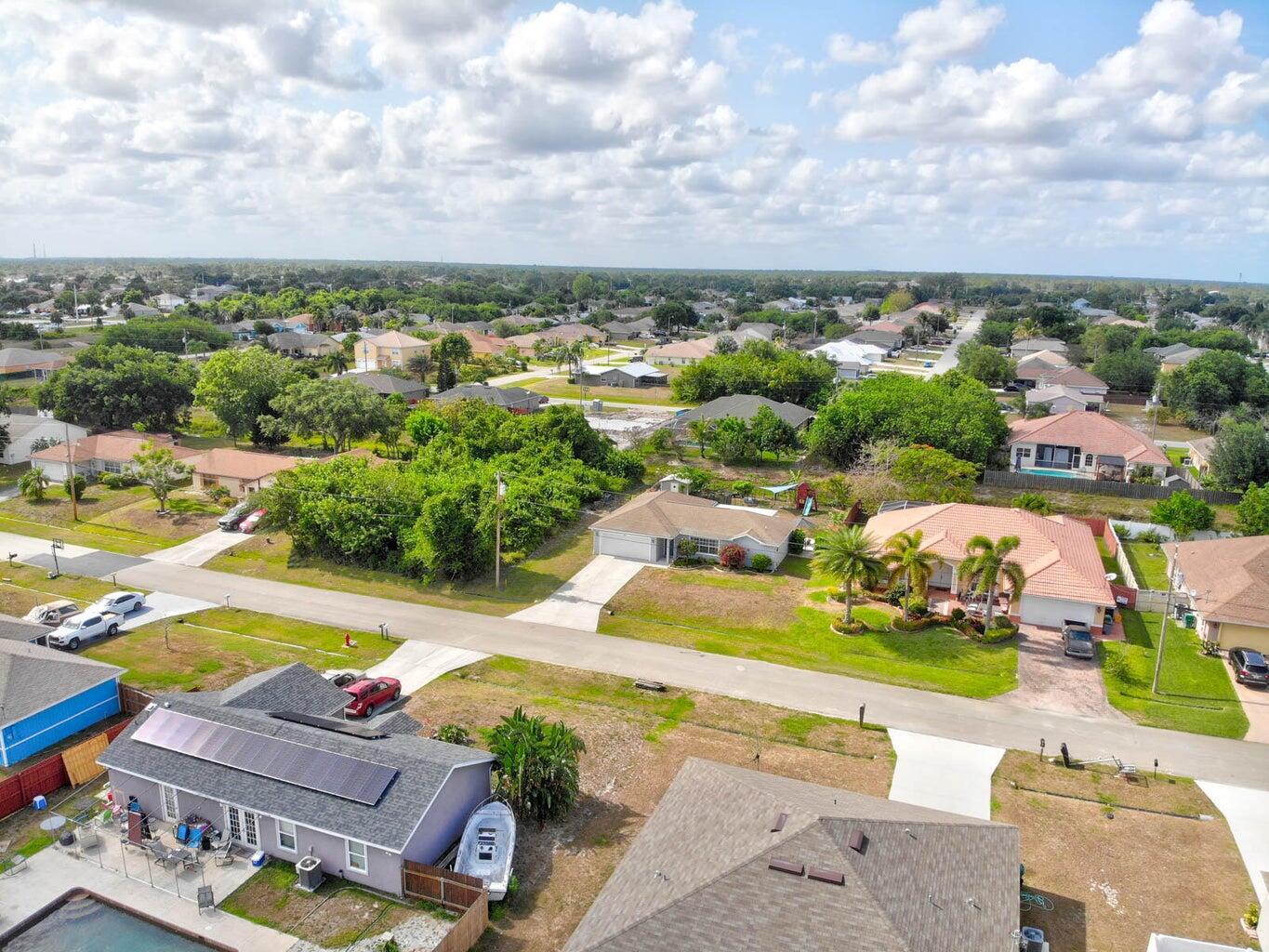 831 SW Mccoy Avenue, Port St Lucie, FL, 34953/$335,000 4 831 SW Mccoy Avenue
