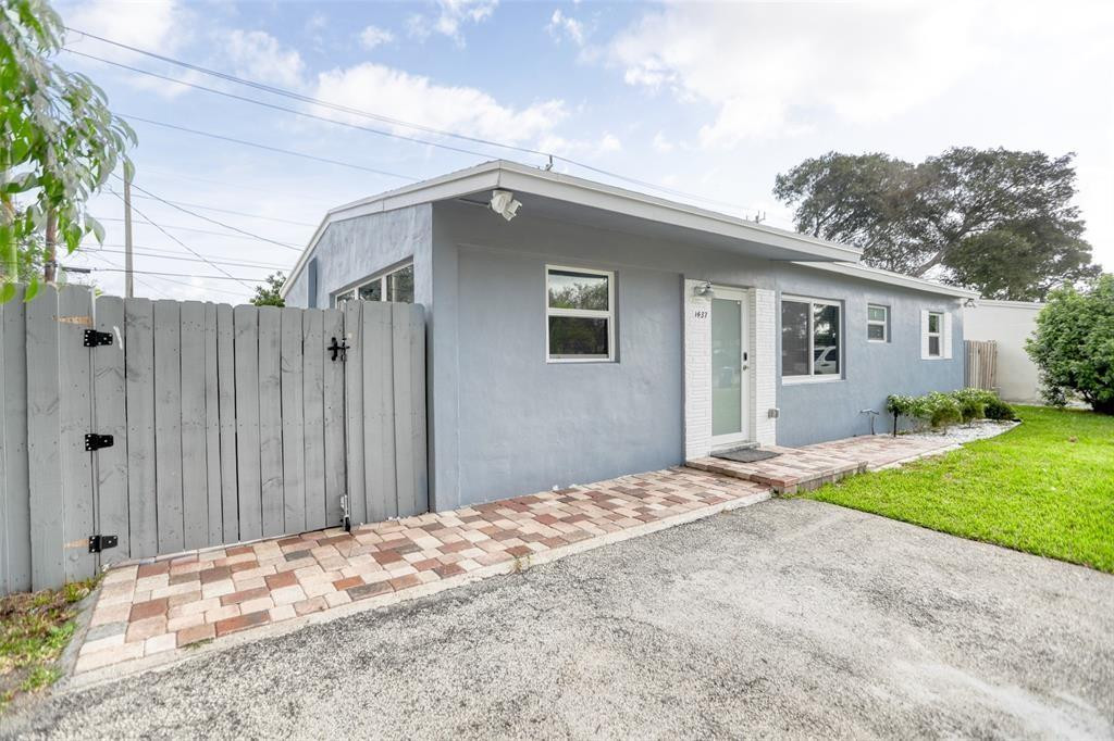 COLLIER MANOR 4TH ADD - Residential Lease
