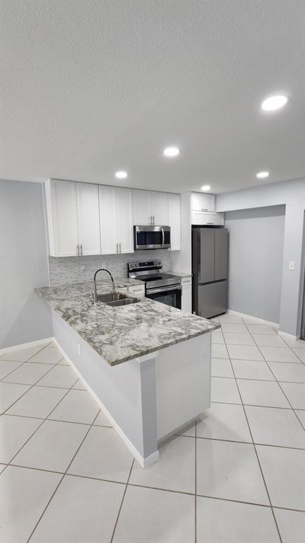 Recently remodeled 2 bedrooms / 1 bath Villa in the desirable community of Cannongate. Ceramic tiles troughout, freshly painted in neutral colors, completely remodeled kitchen, stainless steel appliances, screened patio, fence backyard.Come and take a look today. It will not last.